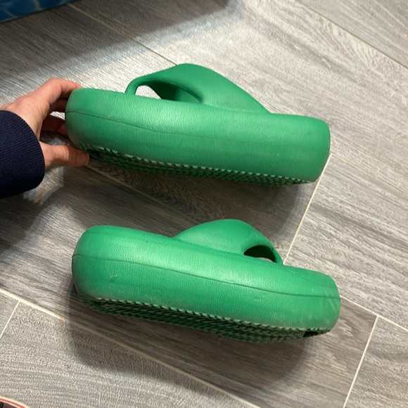 Jeffrey CampbellWomen's Green Chillaxin Platform Thong
Sandal 6 preowned - Picture 10 of 14